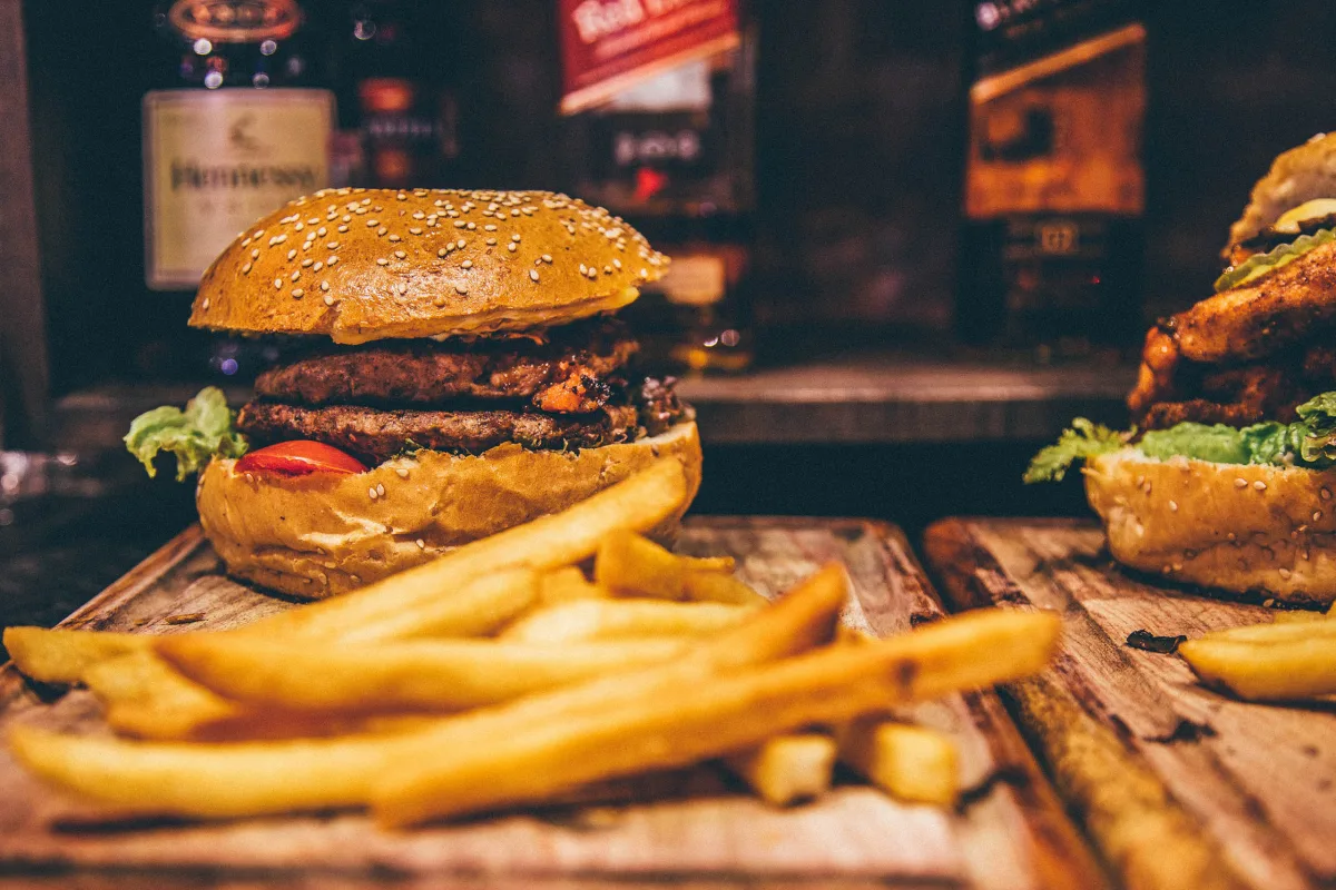 Burger servi avec des frites