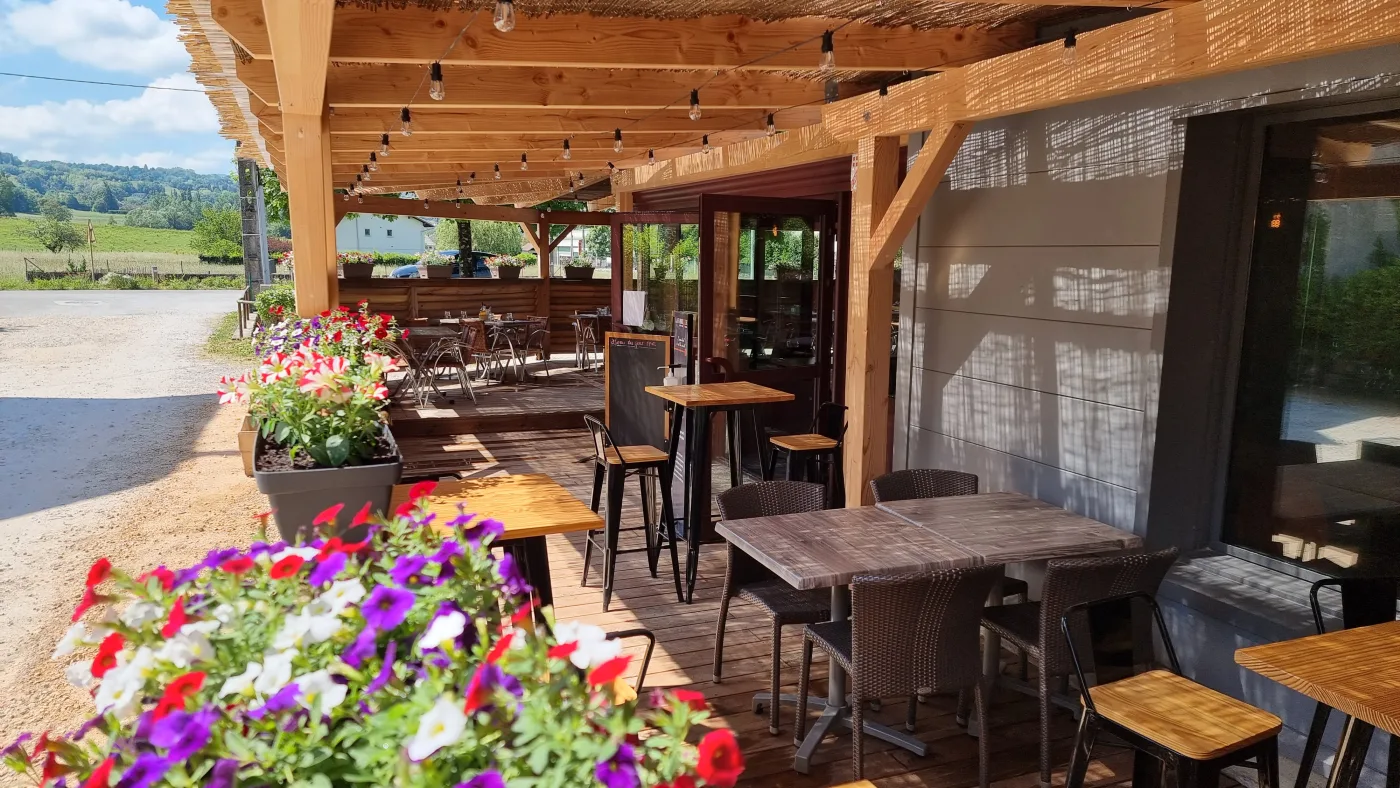 Terrasse fleurie de La Fabrique à Yenne